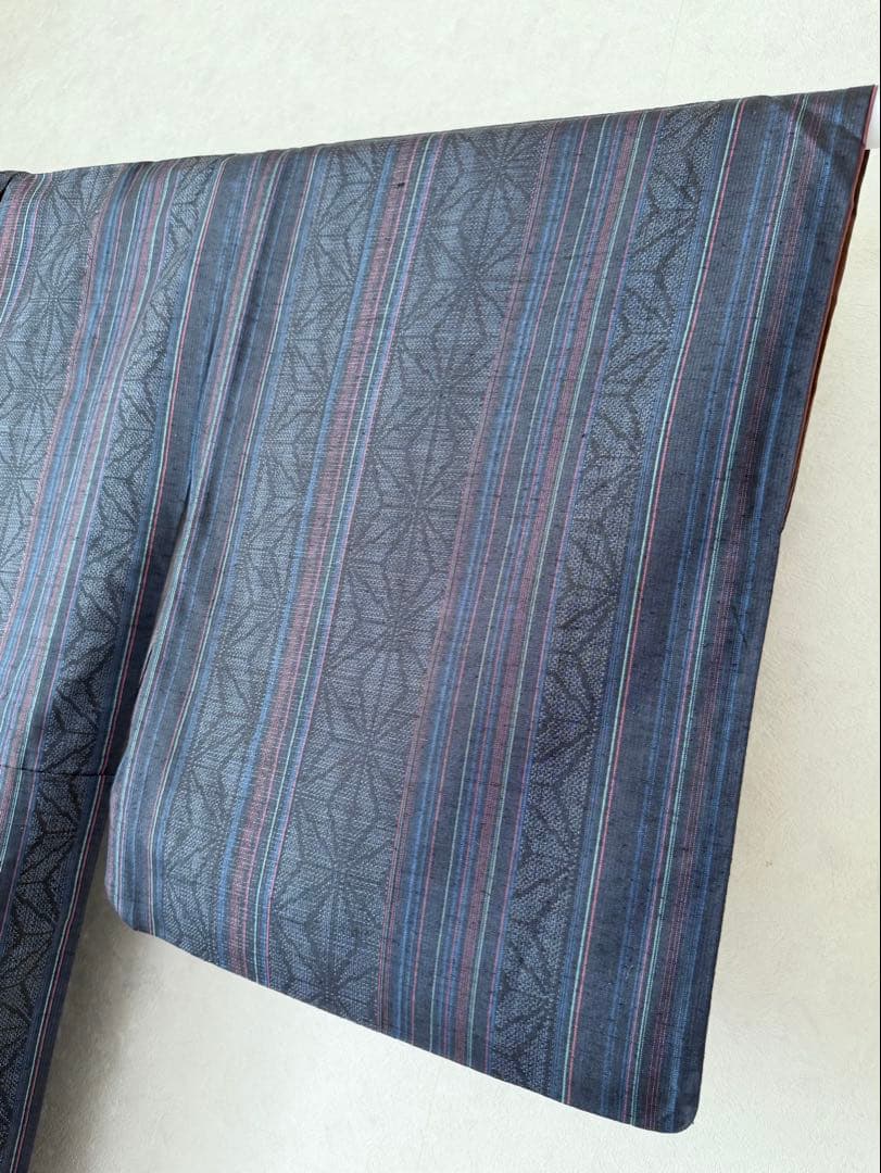 a19 美品 縞に麻の葉模様織り出し 正絹 手織り紬 裄67