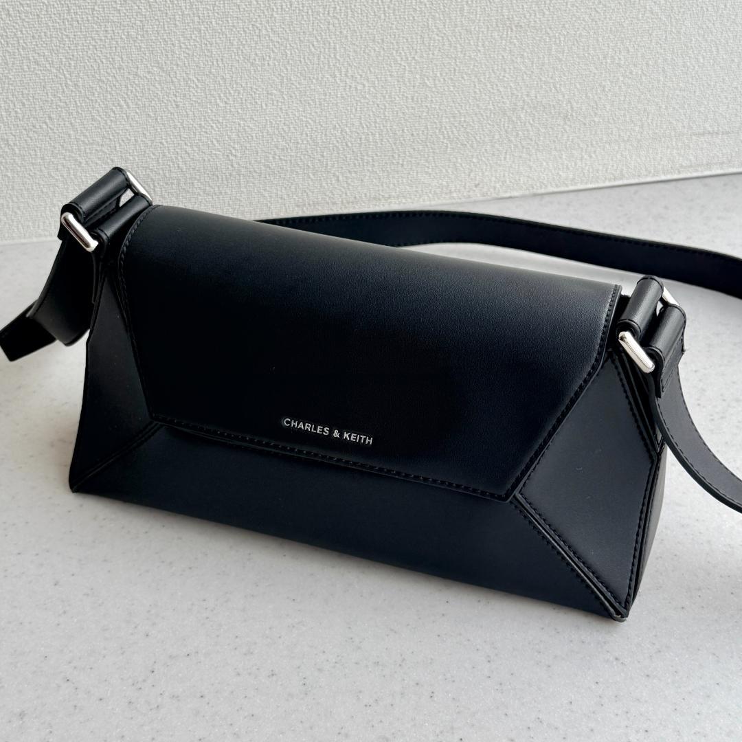 CHARLES & KEITH ナスリン ジオメトリックショルダーバッグ