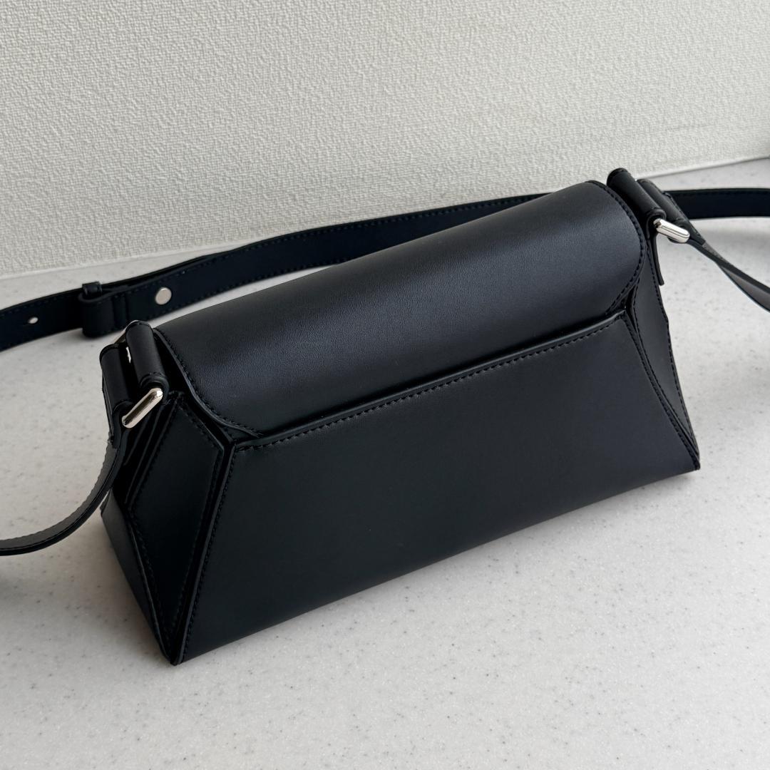 CHARLES & KEITH ナスリン ジオメトリックショルダーバッグ