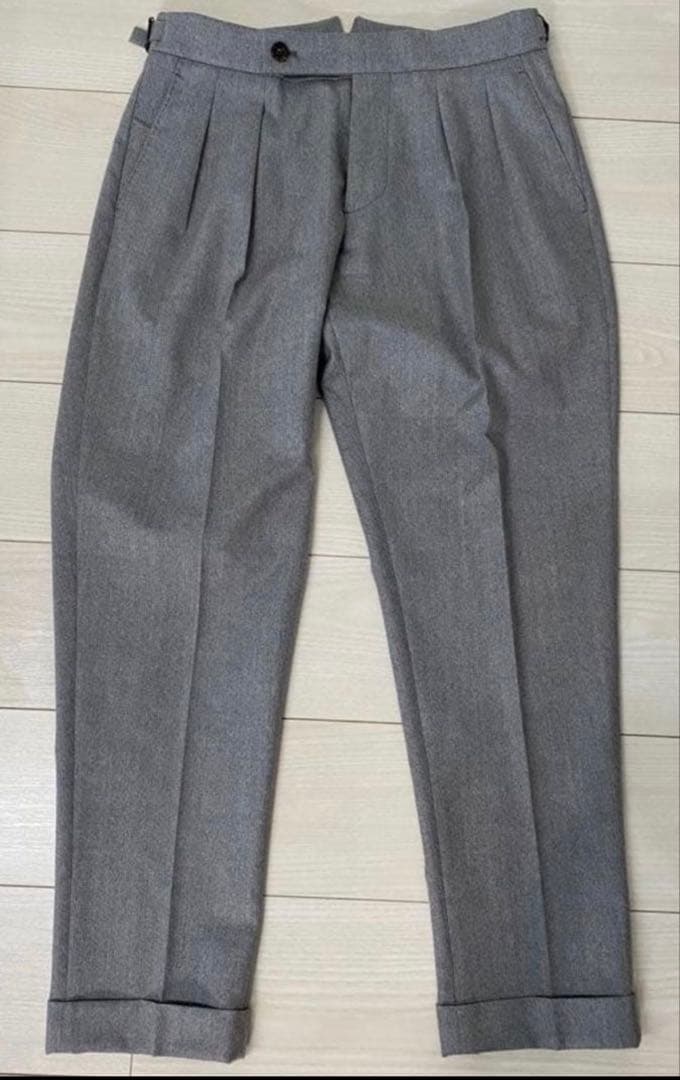 グレー プリーツ スラックス 調整可能ベルト付き