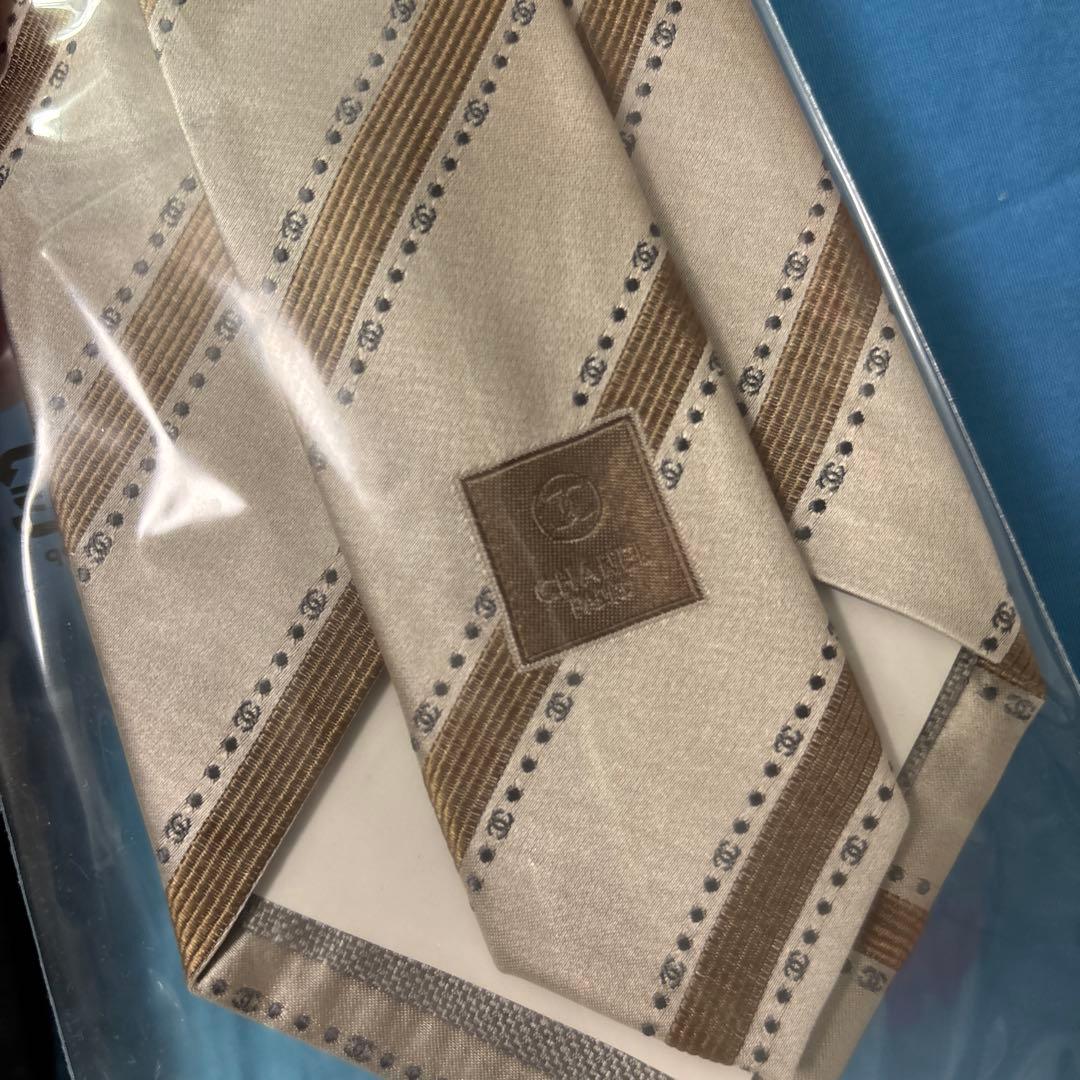 新品未使用　CHANEL ベージュ ストライプ シルクネクタイ