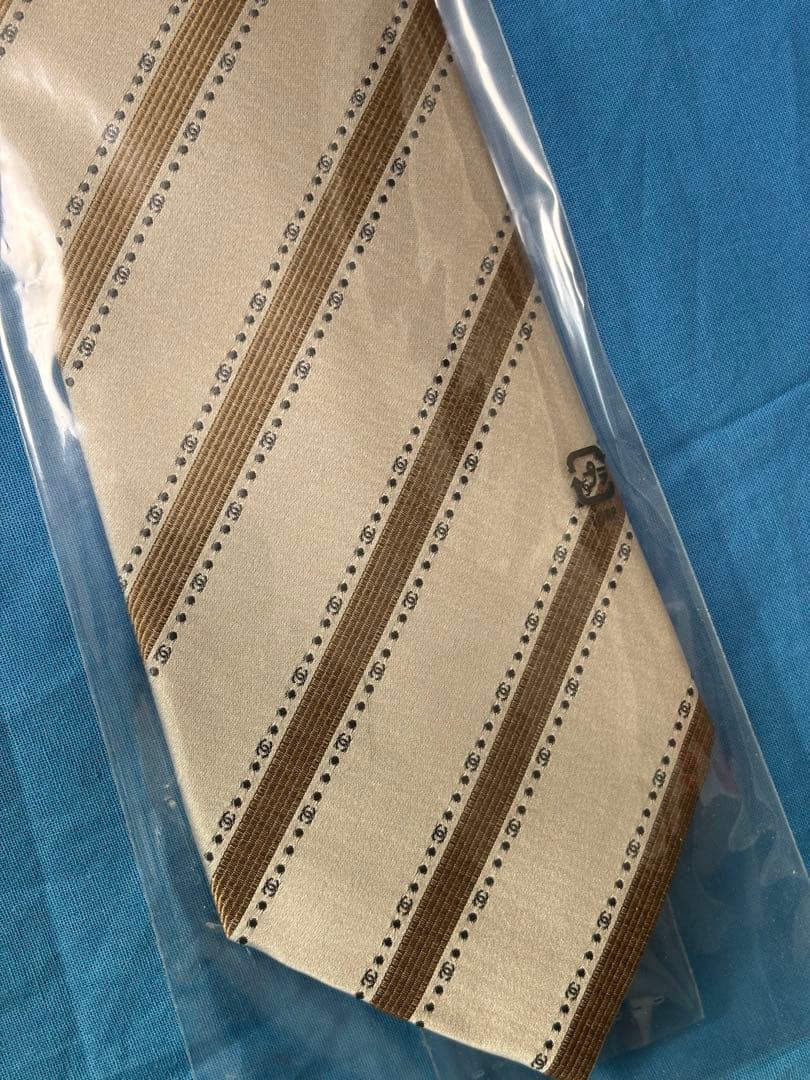 新品未使用　CHANEL ベージュ ストライプ シルクネクタイ