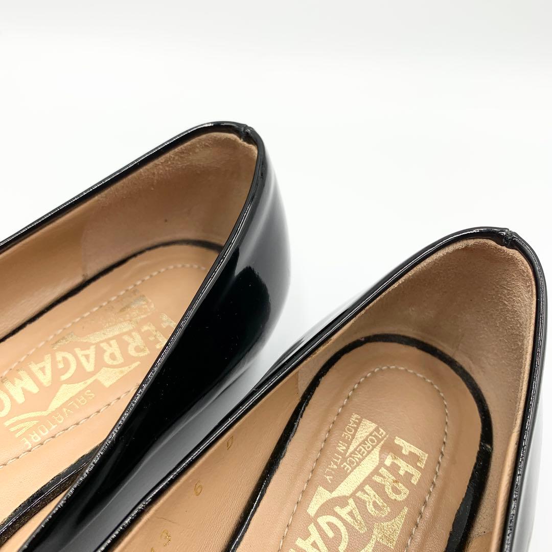 サルヴァトーレフェラガモ エナメルパンプス ヴァラリボン ブラック