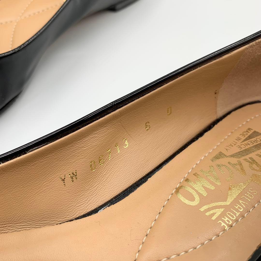 サルヴァトーレフェラガモ エナメルパンプス ヴァラリボン ブラック