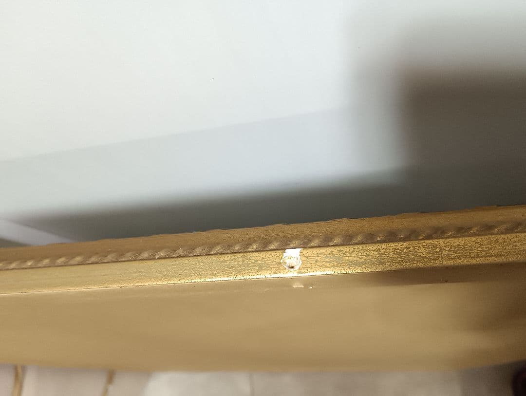 美容室　ゴールドの長方形壁掛け鏡