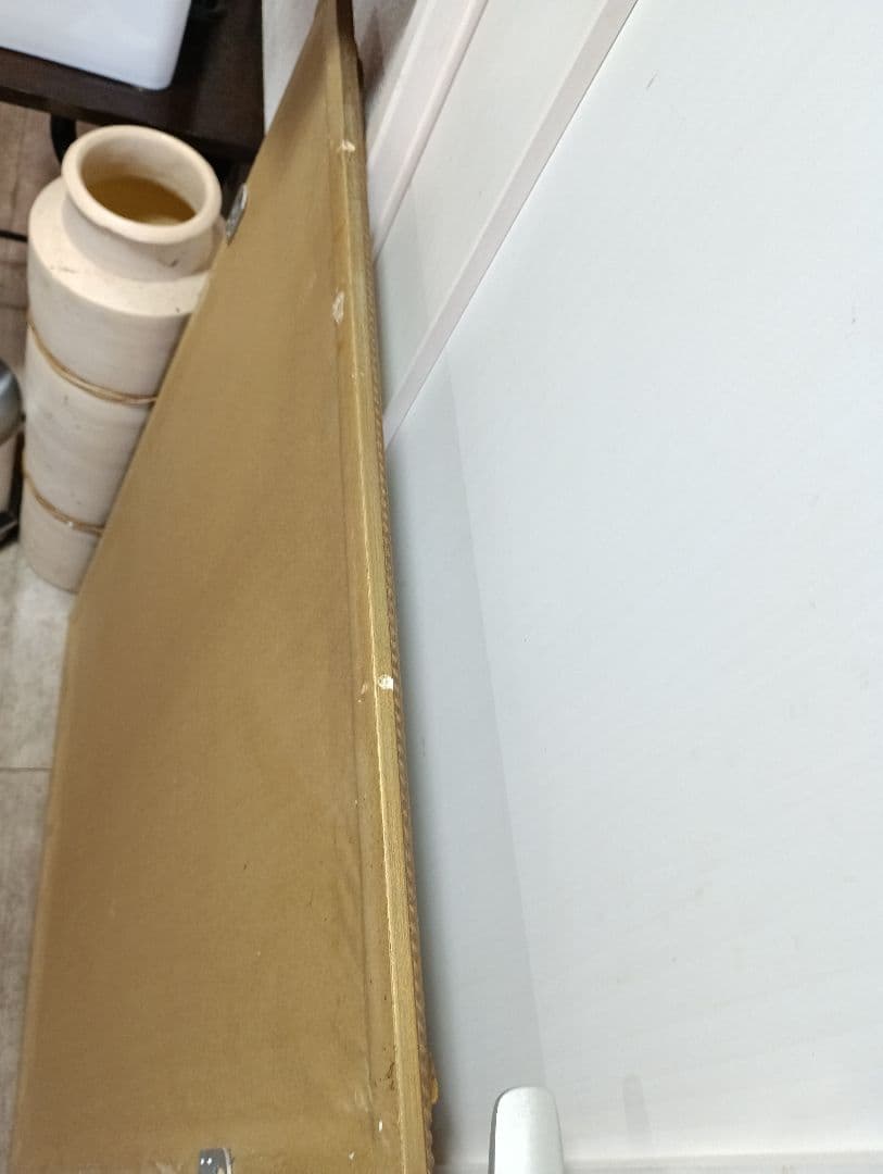 美容室　ゴールドの長方形壁掛け鏡