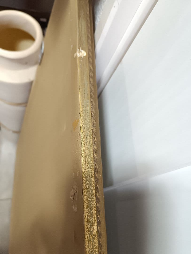 美容室　ゴールドの長方形壁掛け鏡