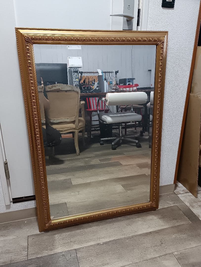 美容室　ゴールドの長方形壁掛け鏡