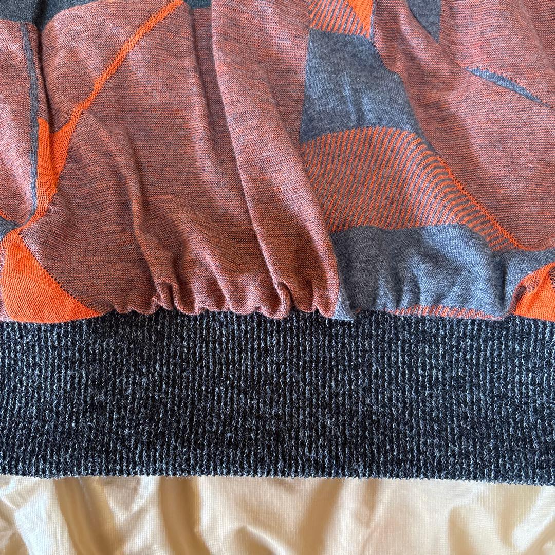 【新品未使用】✨エイココンドウ✨黒とグレーの混合地にオレンジ柄の膝丈スカート❣️