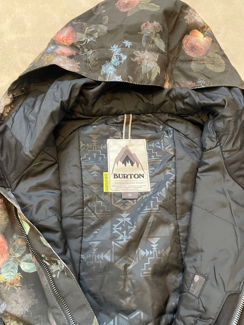 希少❗️BURTON フラワープリント　レディーススノーボードウェア