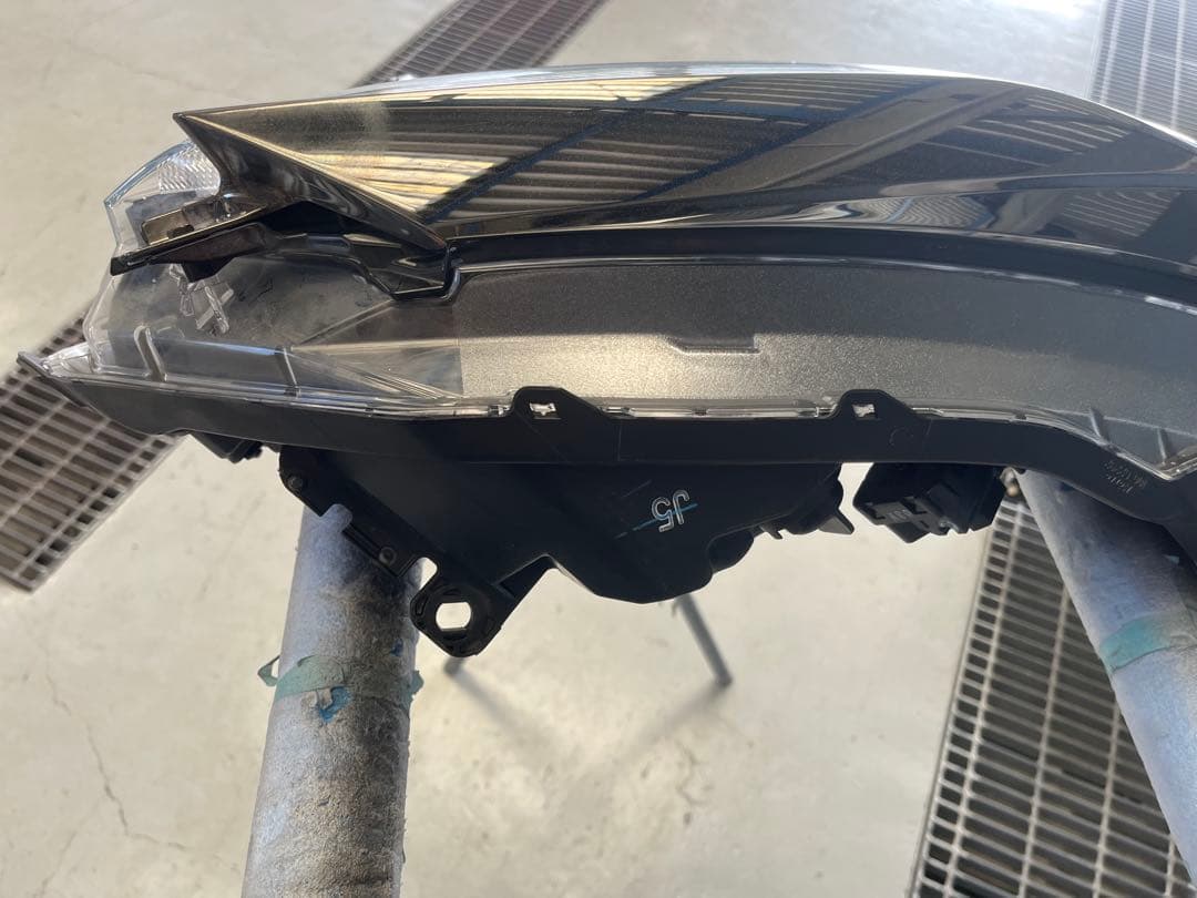 【値下げ】ホンダ　ヴェゼル　右ヘッドライト