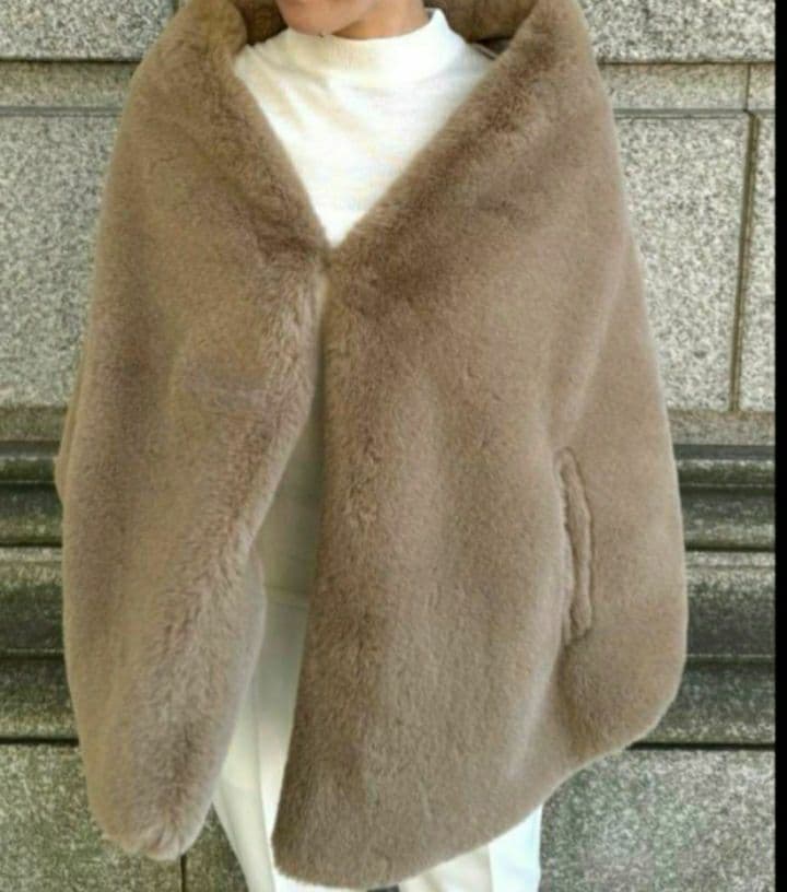 【新品未使用】 ジェンヌJENNEリッチボリュームファーケープ ベージュ