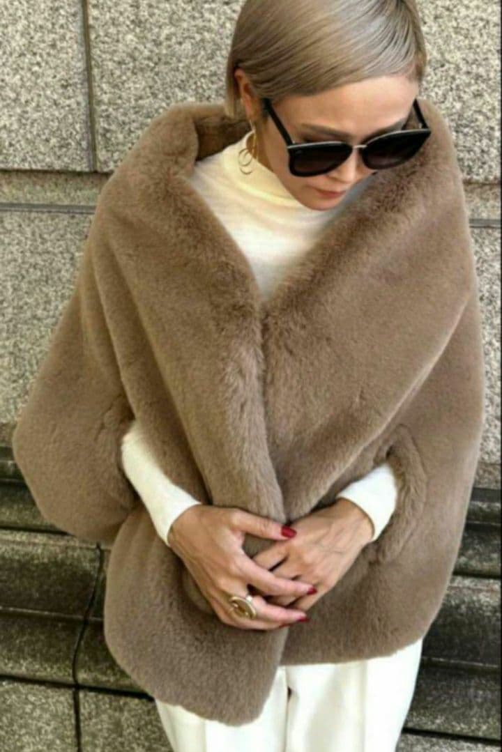 【新品未使用】 ジェンヌJENNEリッチボリュームファーケープ ベージュ