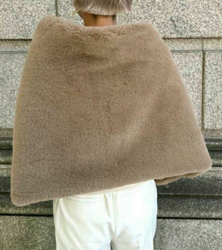 【新品未使用】 ジェンヌJENNEリッチボリュームファーケープ ベージュ