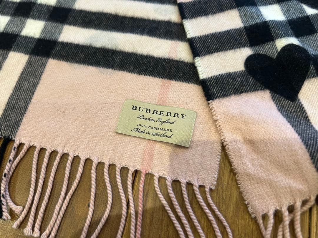 Burberry ハート柄マフラー ピンク
