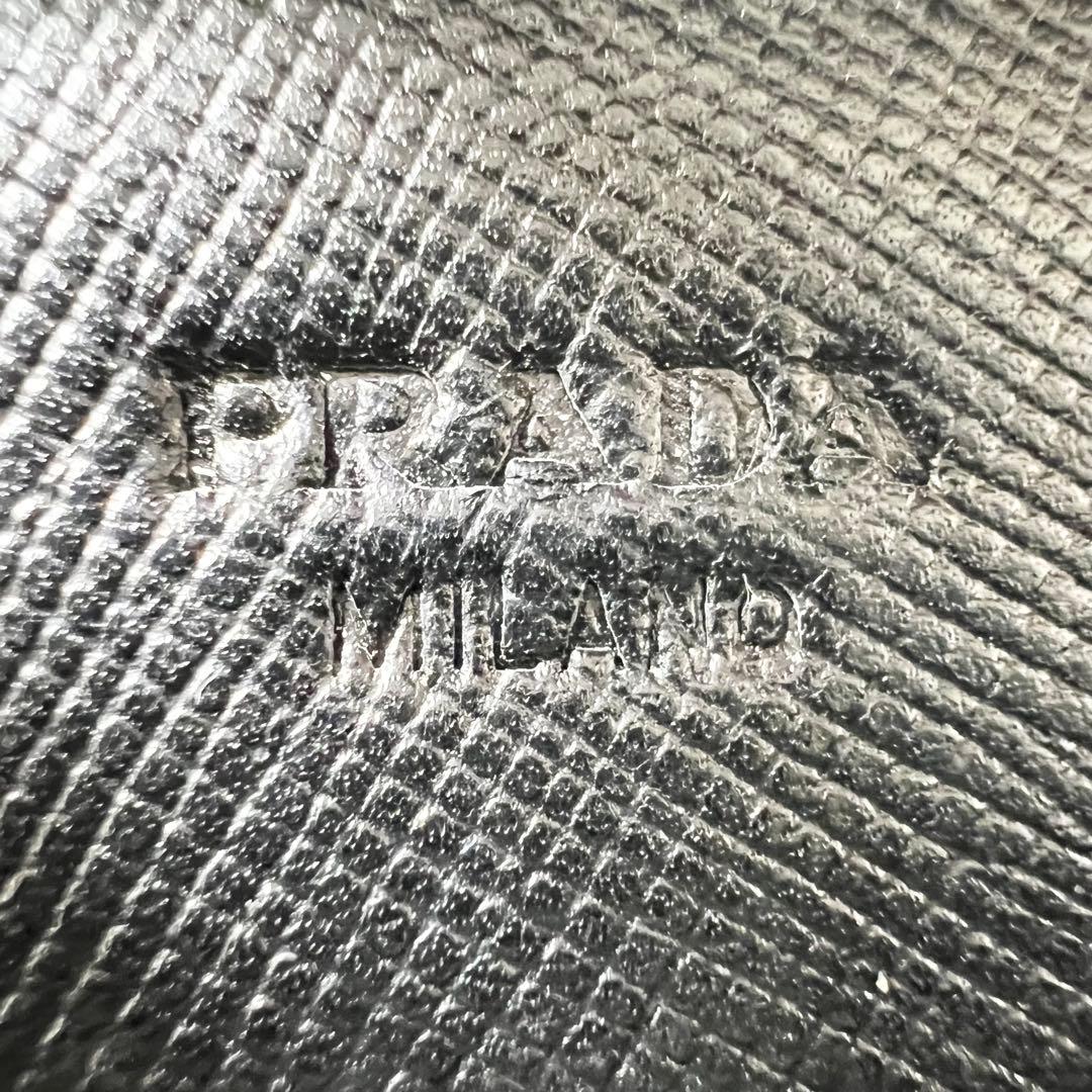 PRADA ケース トライアングルロゴ サフィアーノ 黒 ラウンドジップ