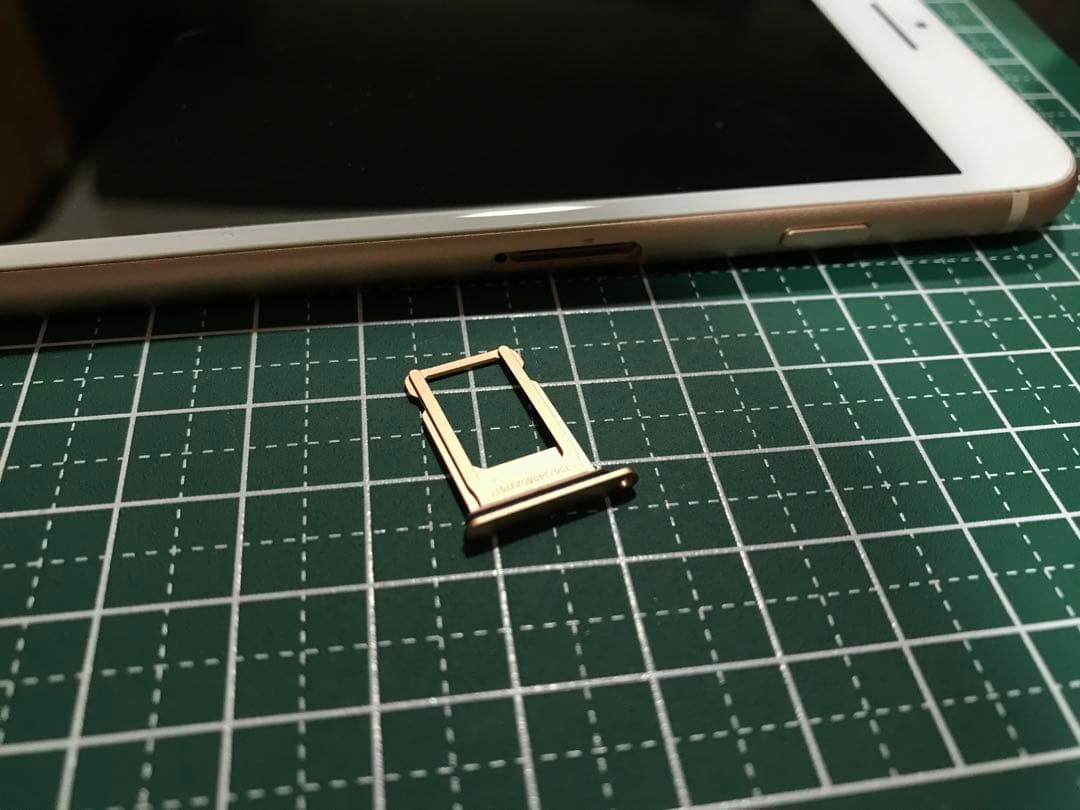 Apple iPhone 8 Plus ゴールド 本体のみとおまけの充電器