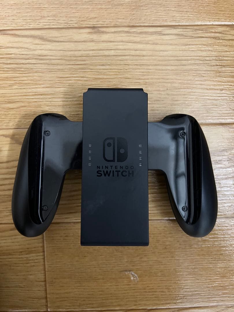 Nintendo Switch 本体とカセットとコントローラー4つ