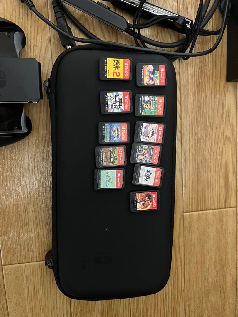 Nintendo Switch 本体とカセットとコントローラー4つ