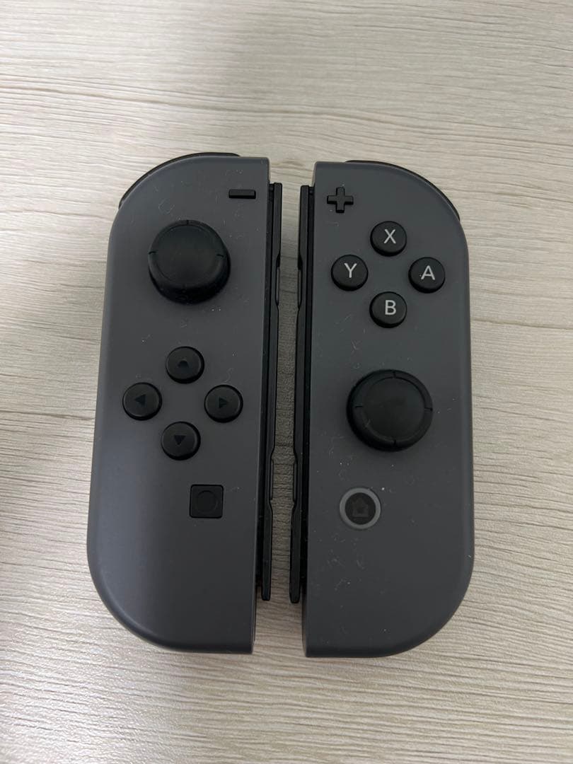 Nintendo Switch 本体とカセットとコントローラー4つ