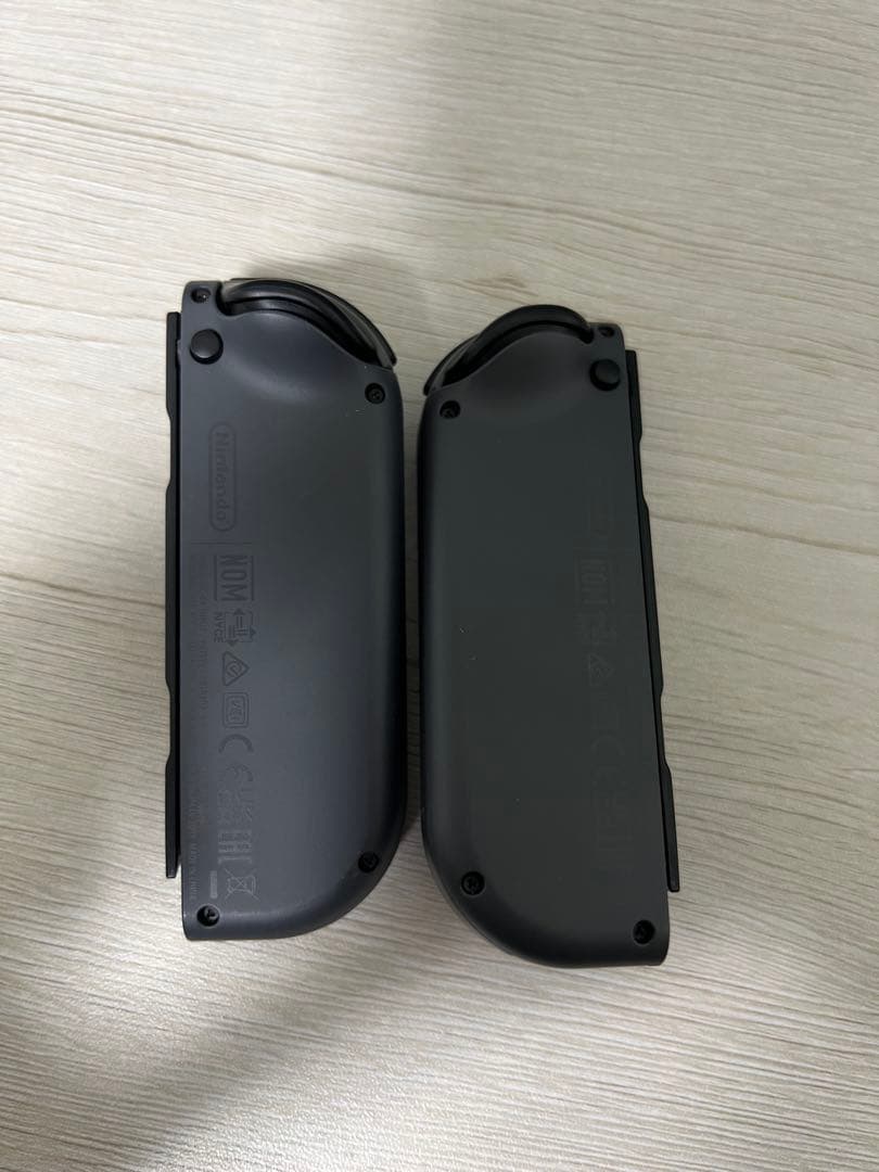 Nintendo Switch 本体とカセットとコントローラー4つ