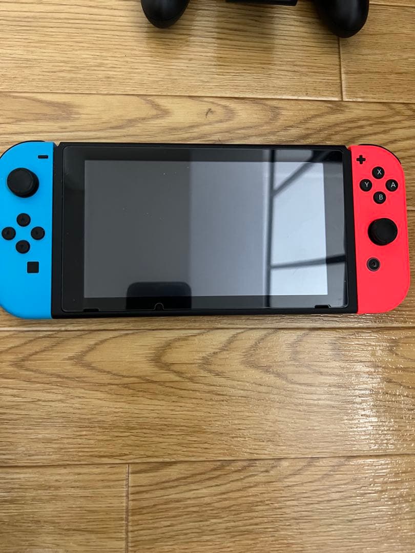 Nintendo Switch 本体とカセットとコントローラー4つ