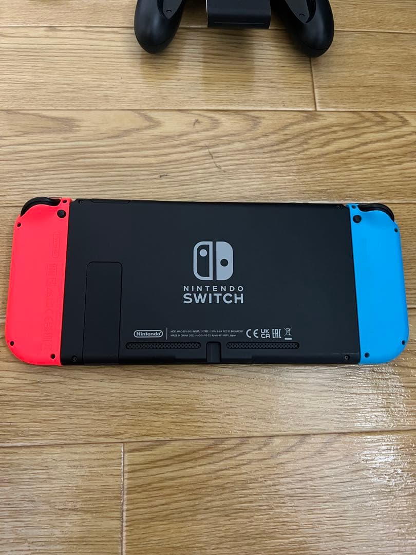 Nintendo Switch 本体とカセットとコントローラー4つ