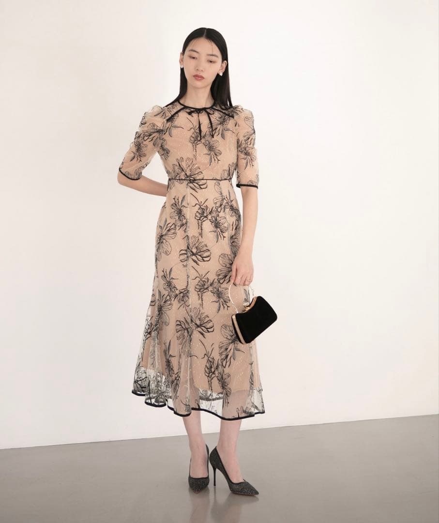 専用　LEJA 半袖花柄刺繍ドレス