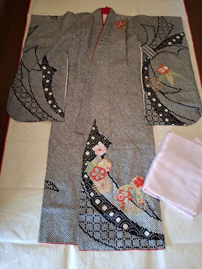七五三女の子　絞り着物　黒　刺繍