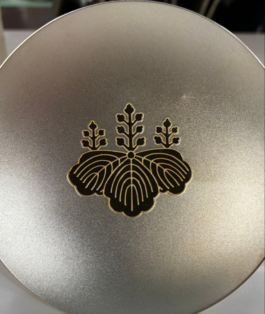 【現在高騰中　純銀999 66g】防衛大臣 永年勤続表彰記念銀杯 桐紋 台座箱付