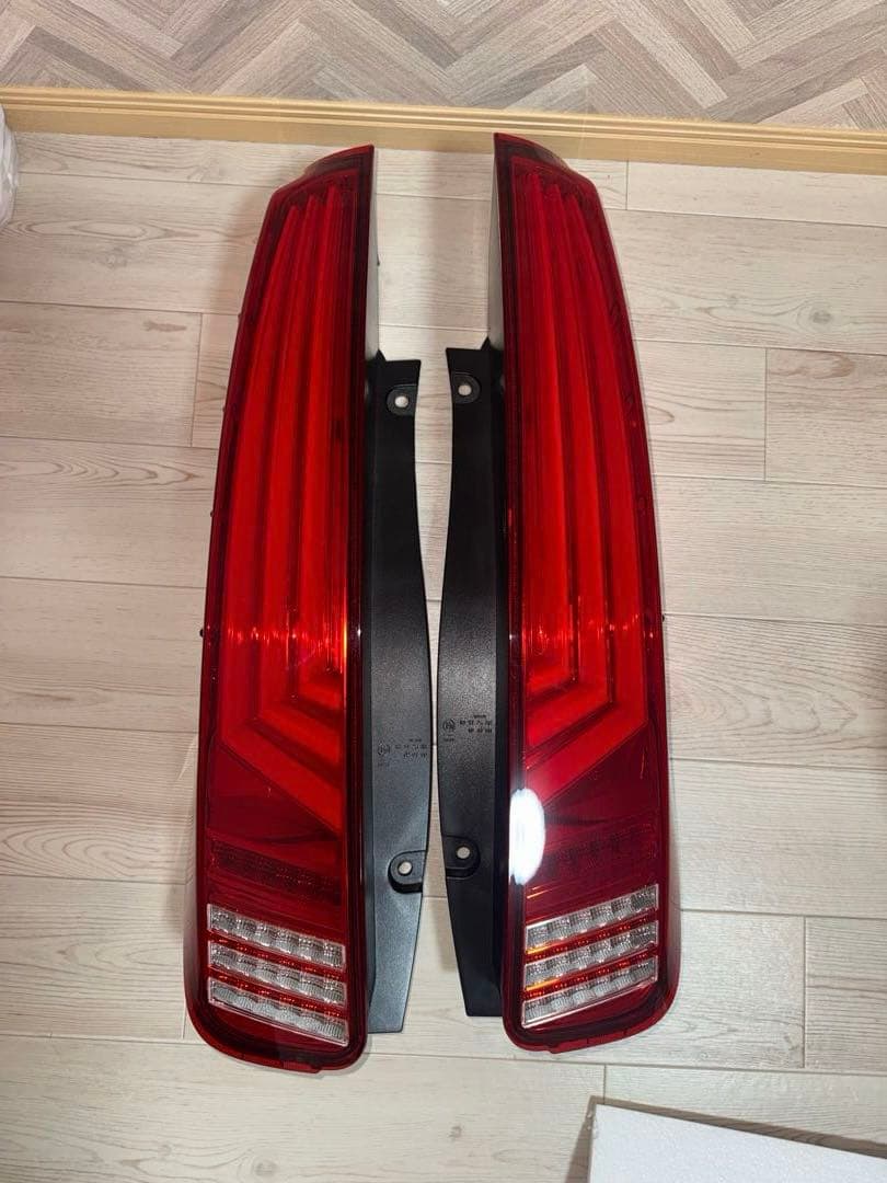 中古超美品80系 ヴォクシー ノア エスクァイア ヴァレンティLEDテールライト