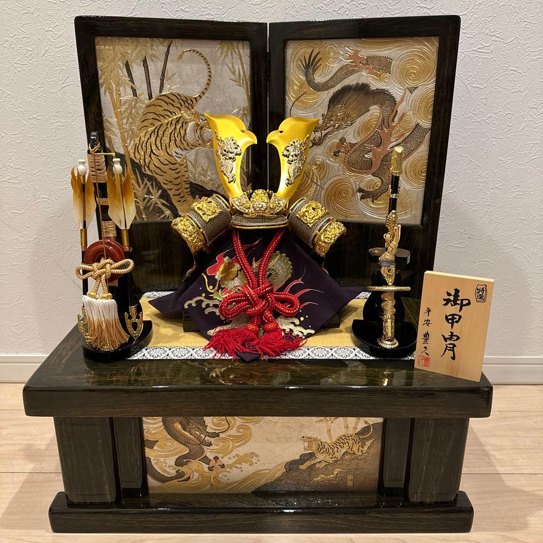 五月人形 兜収納飾り 金色・赤色・紫色