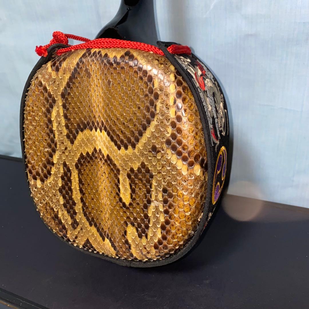 沖縄民族楽器　三線本体 強化張り蛇皮製 付属品　鍵付きハードケース