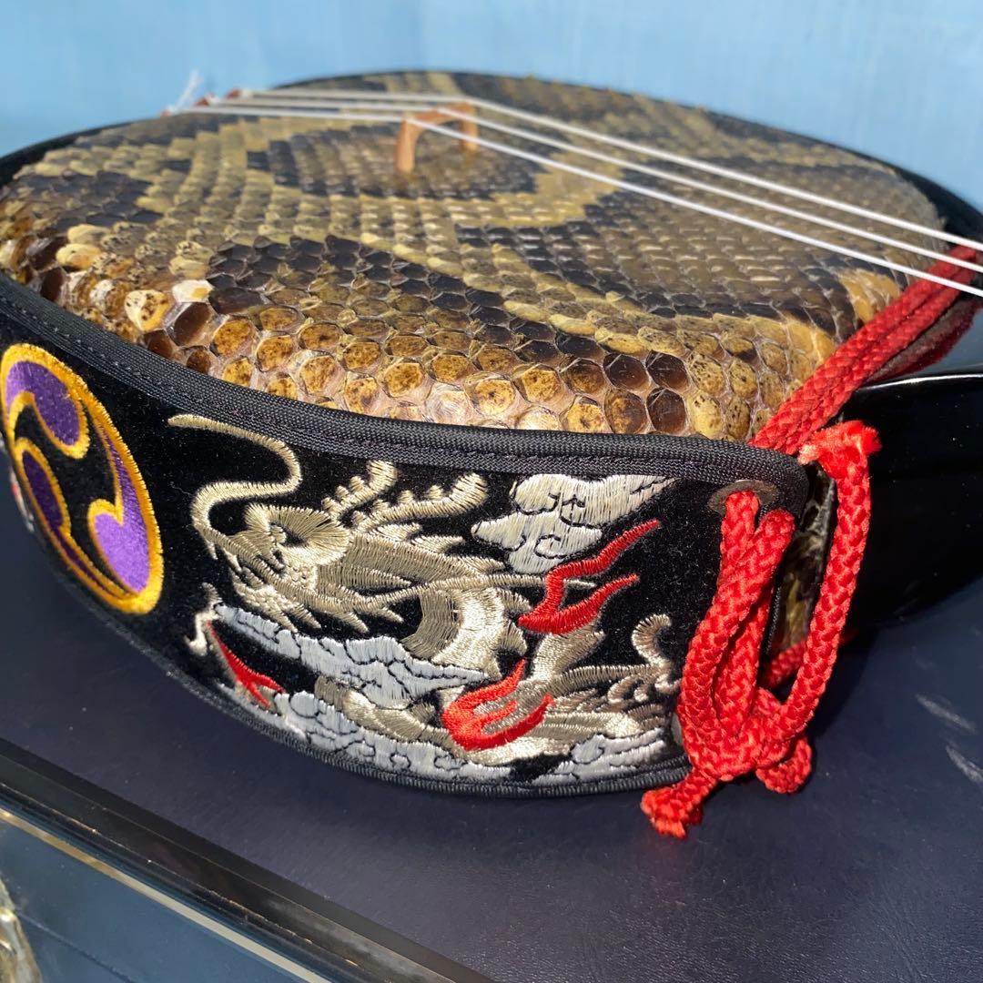 沖縄民族楽器　三線本体 強化張り蛇皮製 付属品　鍵付きハードケース