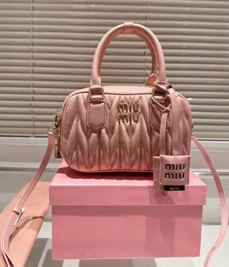 MIUMIU ピンク ショルダーバッグ
