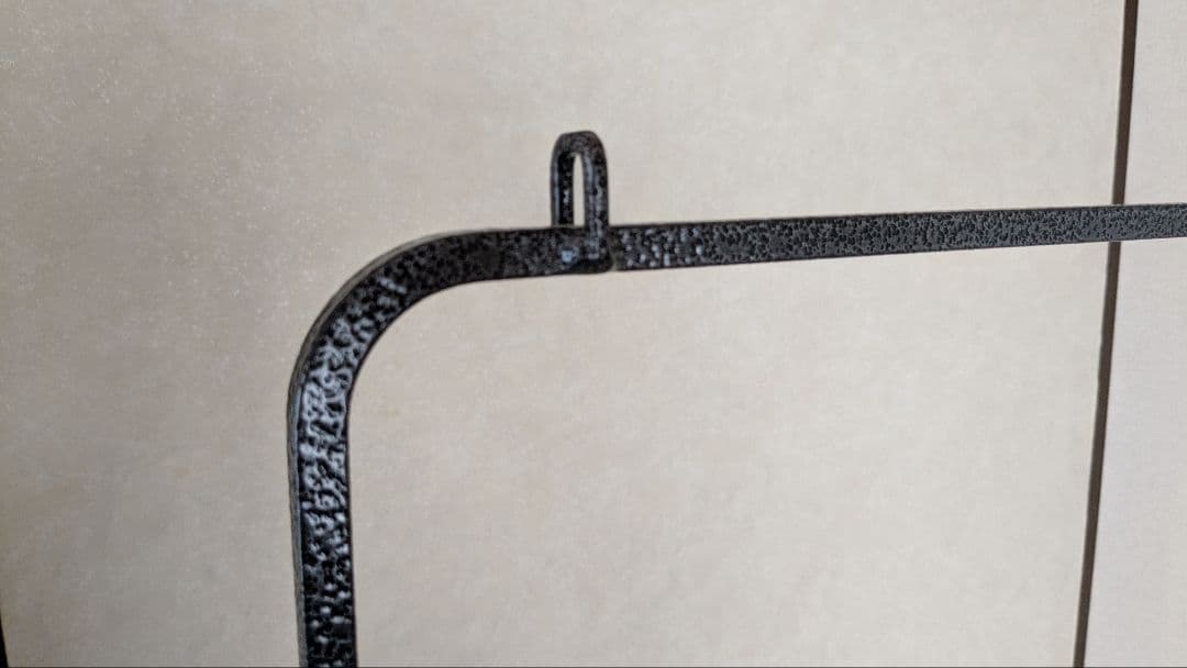 シンプルな金属製ハンガーラック