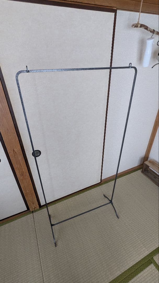 シンプルな金属製ハンガーラック
