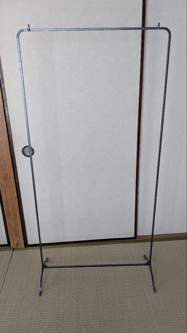 シンプルな金属製ハンガーラック
