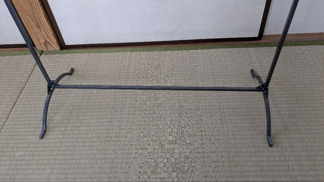 シンプルな金属製ハンガーラック