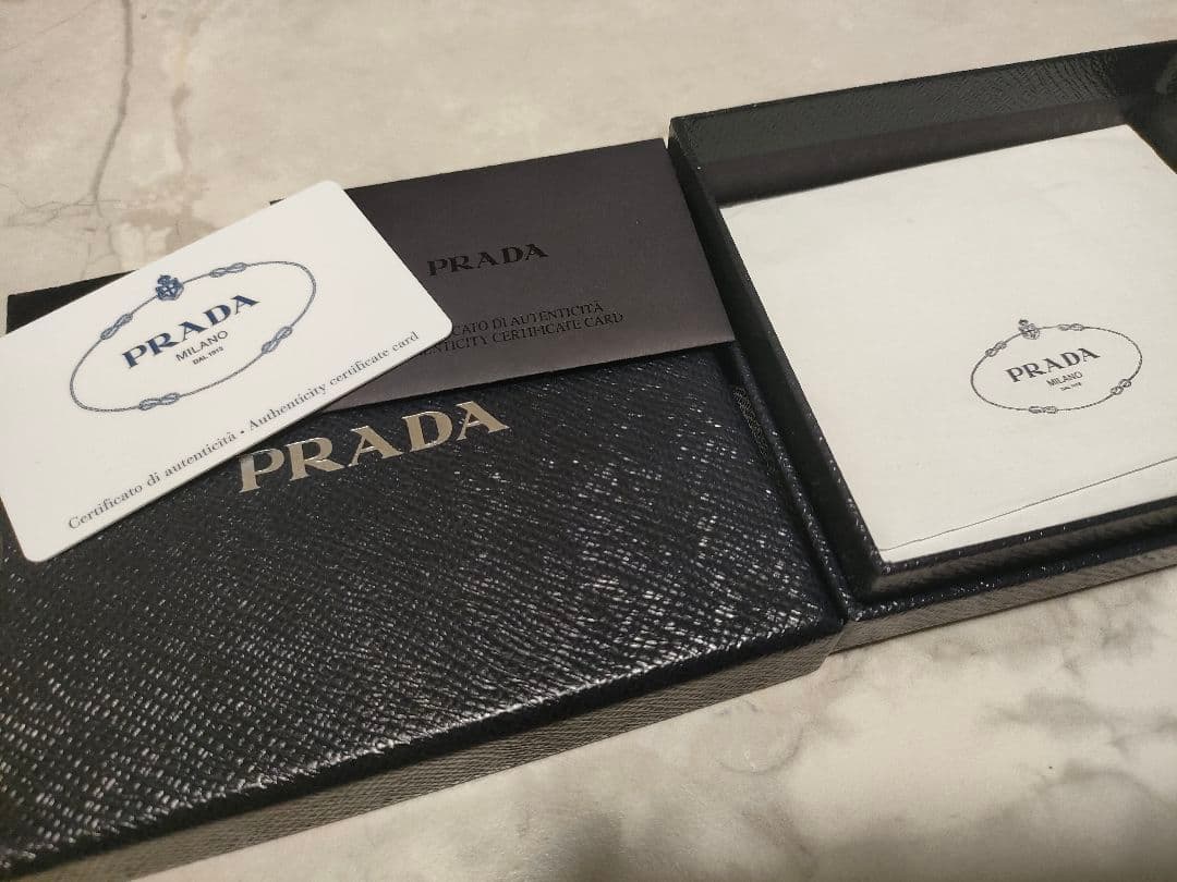 PRADA　メンズ　2つ折り財布