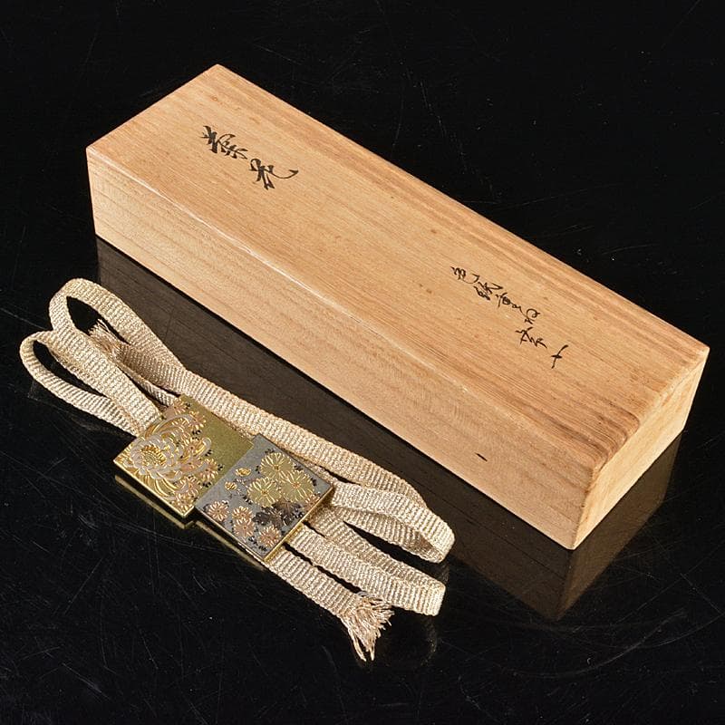 和装小物　令仙作　彫金　色紙重ね菊花文　帯留　共箱　C　R6243