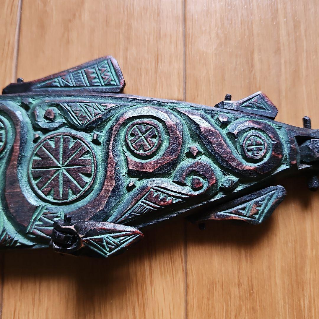 阿部紀男「鮭」アイヌ文様 アイヌ彫り 皿立て付き