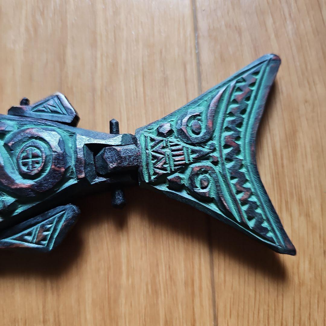 阿部紀男「鮭」アイヌ文様 アイヌ彫り 皿立て付き