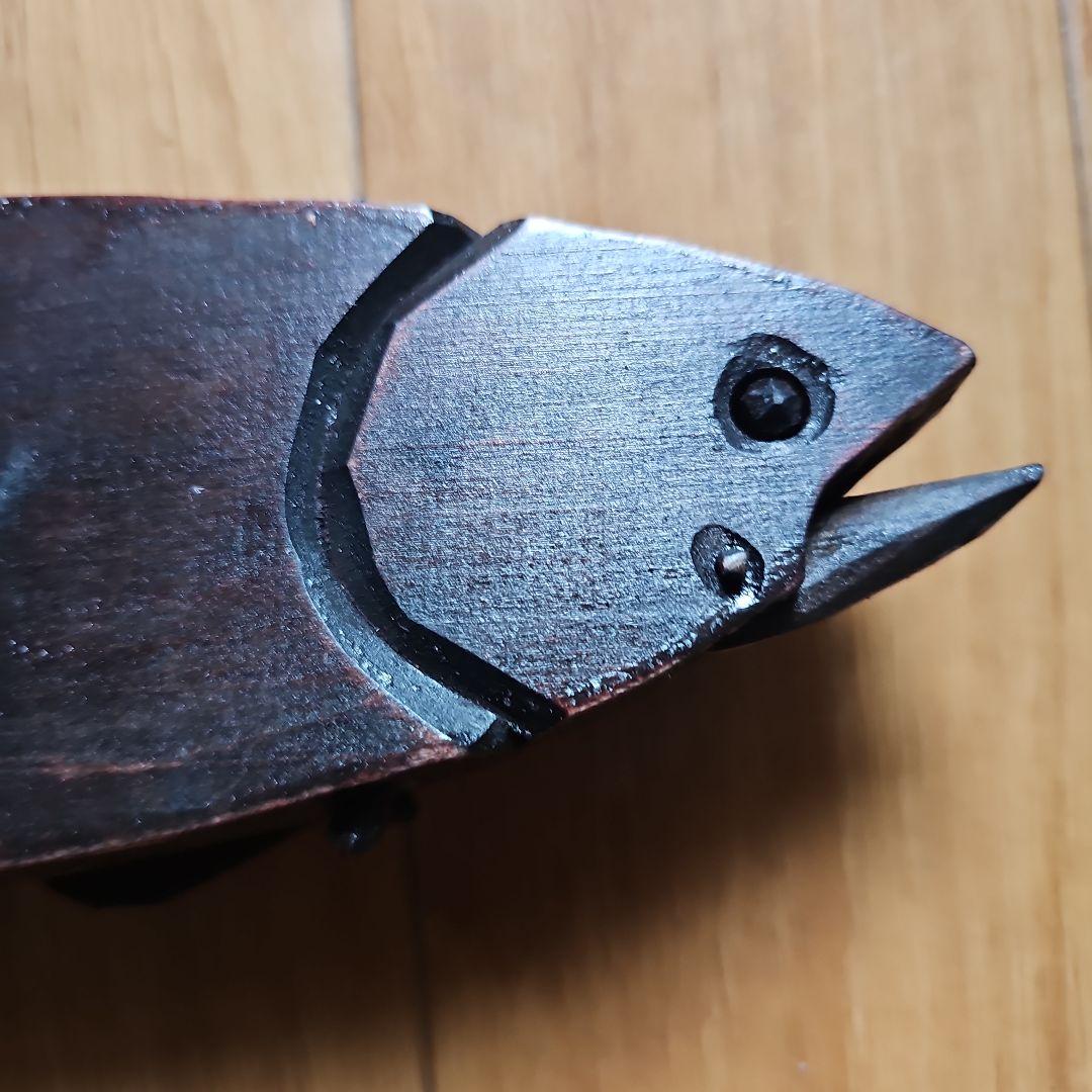 阿部紀男「鮭」アイヌ文様 アイヌ彫り 皿立て付き