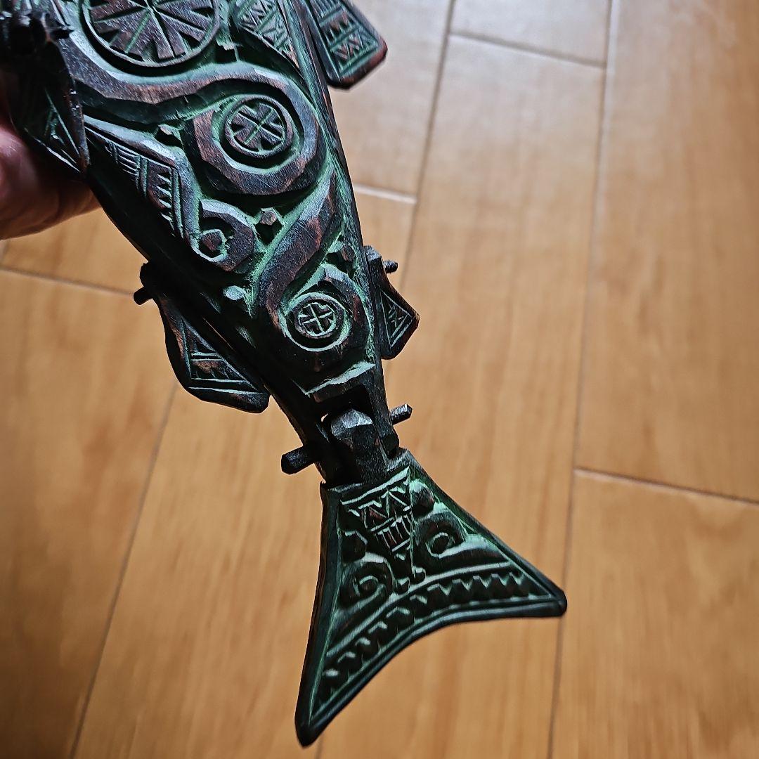 阿部紀男「鮭」アイヌ文様 アイヌ彫り 皿立て付き