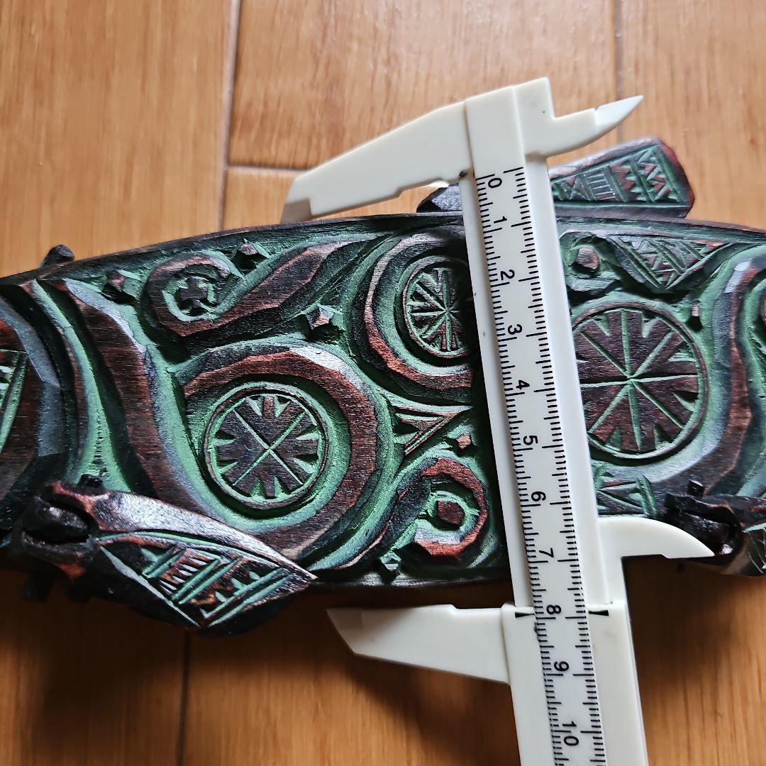 阿部紀男「鮭」アイヌ文様 アイヌ彫り 皿立て付き