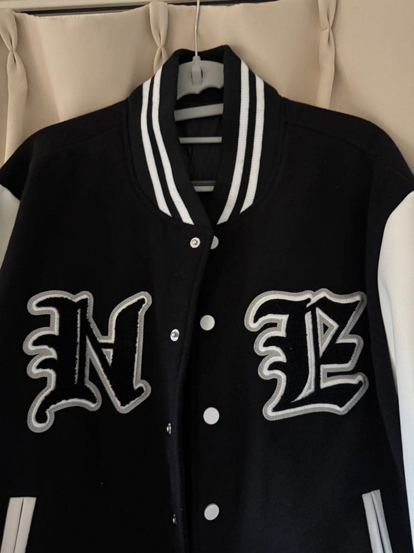 2NE1刺繍ロゴ入りスタジャン ブラック/ホワイト