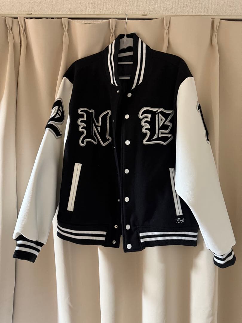 2NE1刺繍ロゴ入りスタジャン ブラック/ホワイト