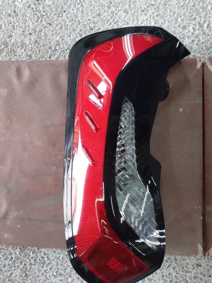 トヨタ、アクアMXPK11　左右テールランプ