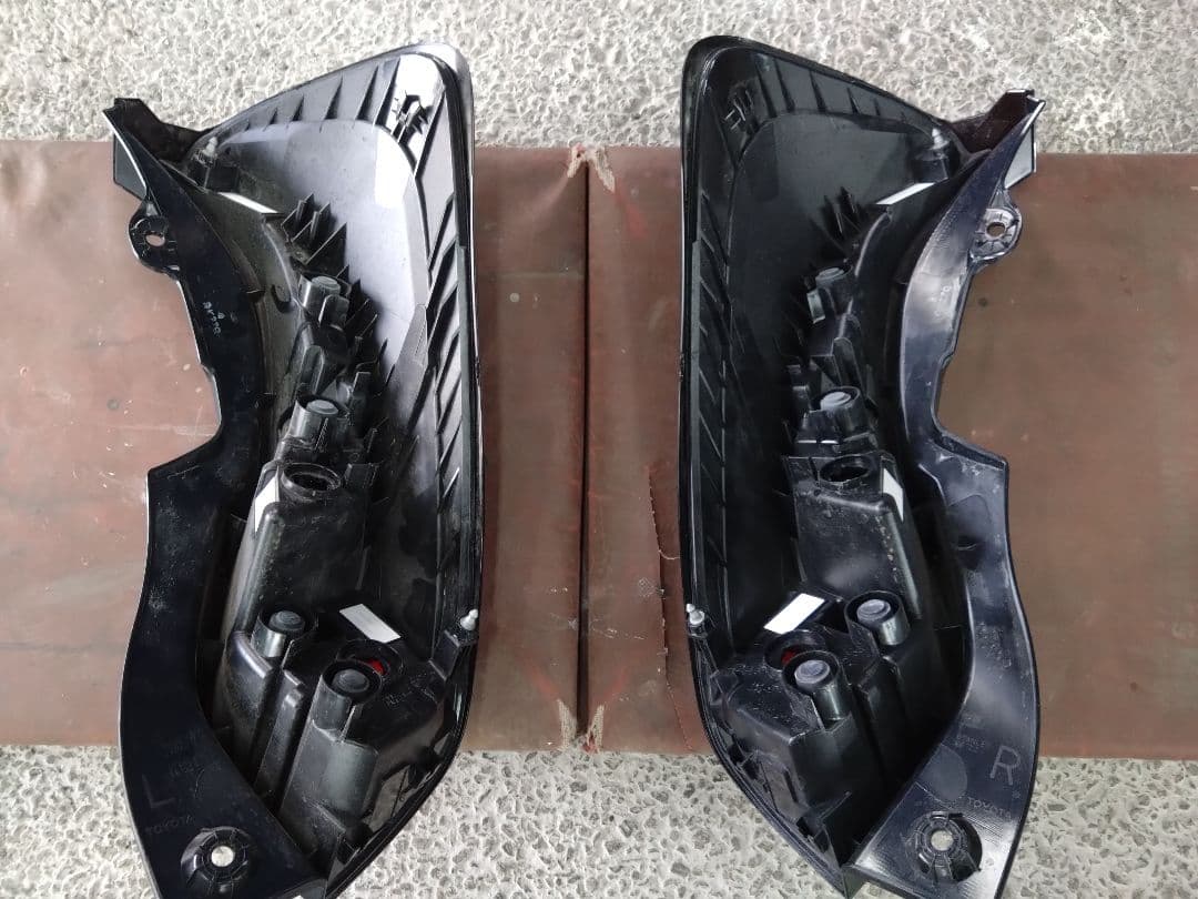 トヨタ、アクアMXPK11　左右テールランプ